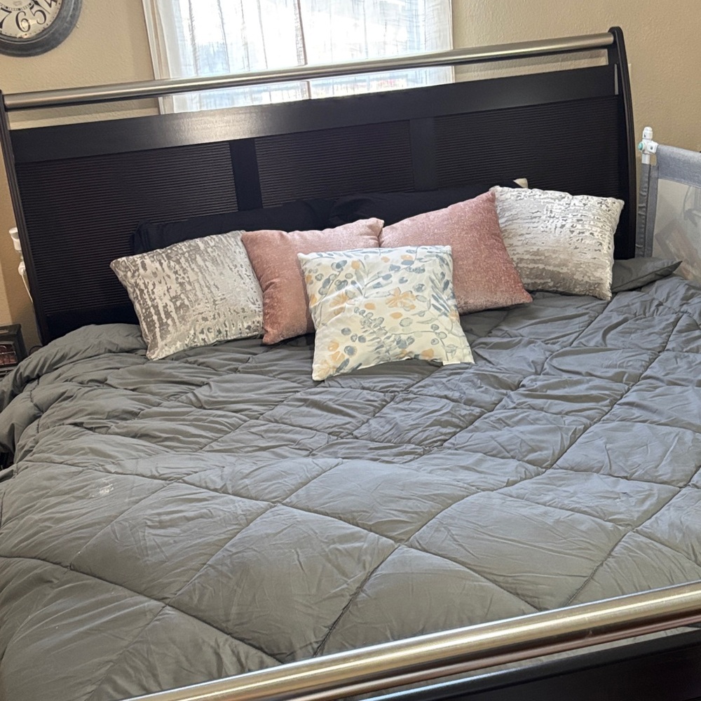 Elegant Gray Comforter Set with Decorative Pillows